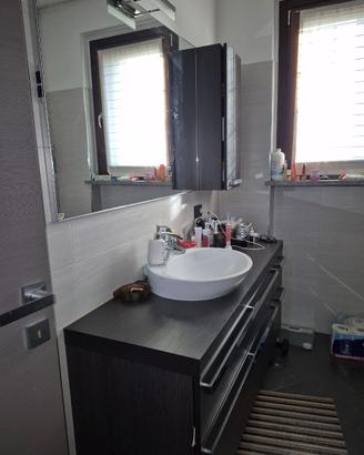 Bagno kios grigio