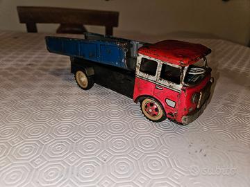 Vecchio camion giocattolo vintage anni 40