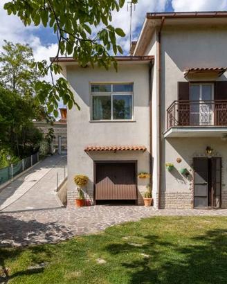 Villa di 289 m² con più di 5 locali e box auto a R