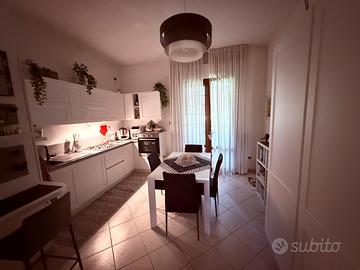 Cucina moderna completa di elettrodomestici