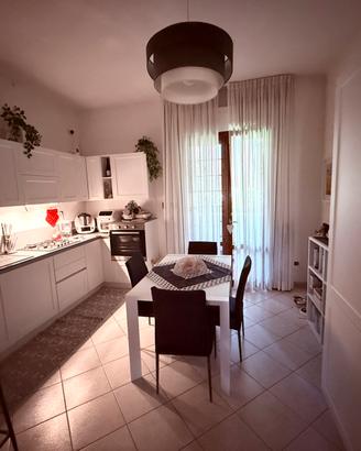 Cucina moderna completa di elettrodomestici