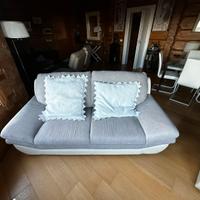 Divano in tessuto grigio e pelle bianca