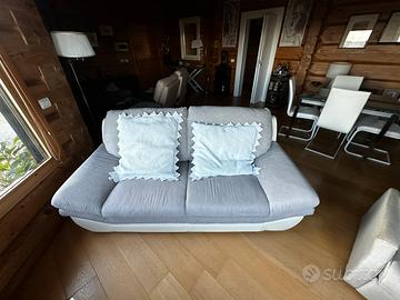 Divano in tessuto grigio e pelle bianca