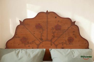 Testiera letto in legno decorata a mano