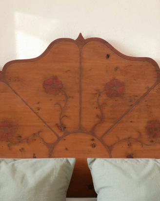 Testiera letto in legno decorata a mano