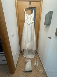 Abito da sposa con scarpe e guanti e stola