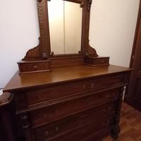 Comò antico con specchiera in legno massello