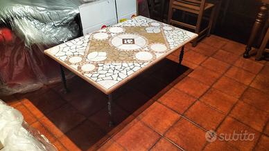 tavolino da sala rustico con ritagli di marmo 