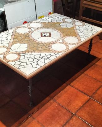 tavolino da sala rustico con ritagli di marmo 