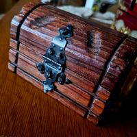 Scrigno in legno robusto e lavorato con chiusura