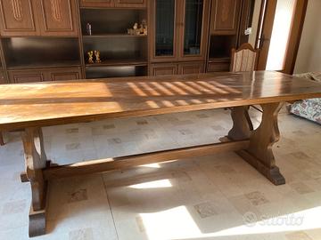 tavolo di generose dimensioni 