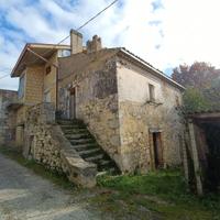 Casa rustica in pietra e giardino