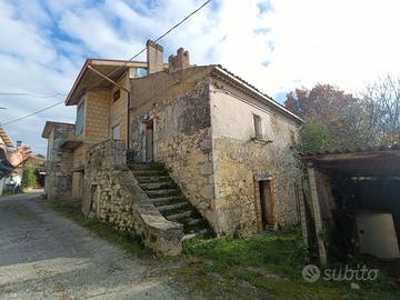Casa rustica in pietra e giardino