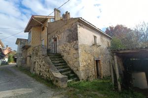 Casa rustica in pietra e giardino