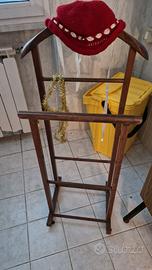 Servo muto appendiabiti con ruotine