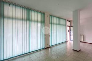 NEGOZIO A CASTEL ROZZONE