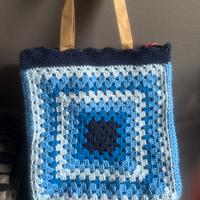 Borsa tote bag all’uncinetto