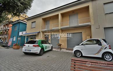 CASA INDIPENDENTE CON 2 APPARTAMENTI, GARAGE E COR