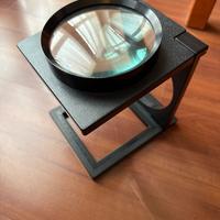 Lente d’ingrandimento in vetro.