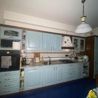 Cucina con elettrodomestici