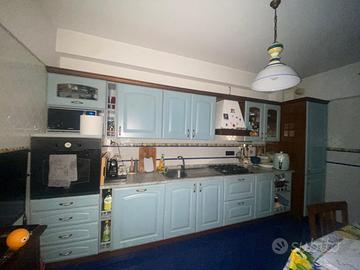 Cucina con elettrodomestici