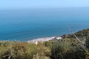 VILLETTA CON GIARDINO E  CON SPIAGGIA RISERVATA
