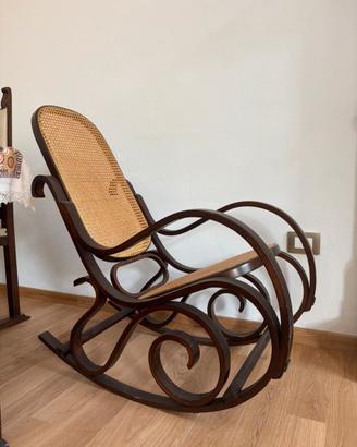 Sedia a dondolo in legno