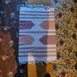 Tappeti più tende da salotto più tovaglia