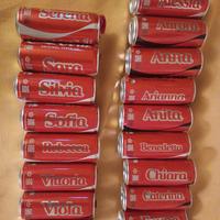 lattine coca cola con I nomi vuote
