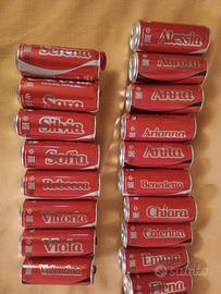 lattine coca cola con I nomi vuote