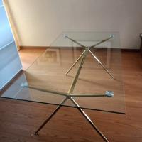 Tavolo in vetro con gambe in acciaio dorato