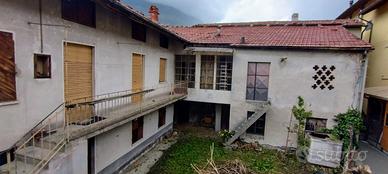 Rustico con giardino e garage