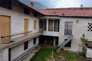 Rustico con giardino e garage