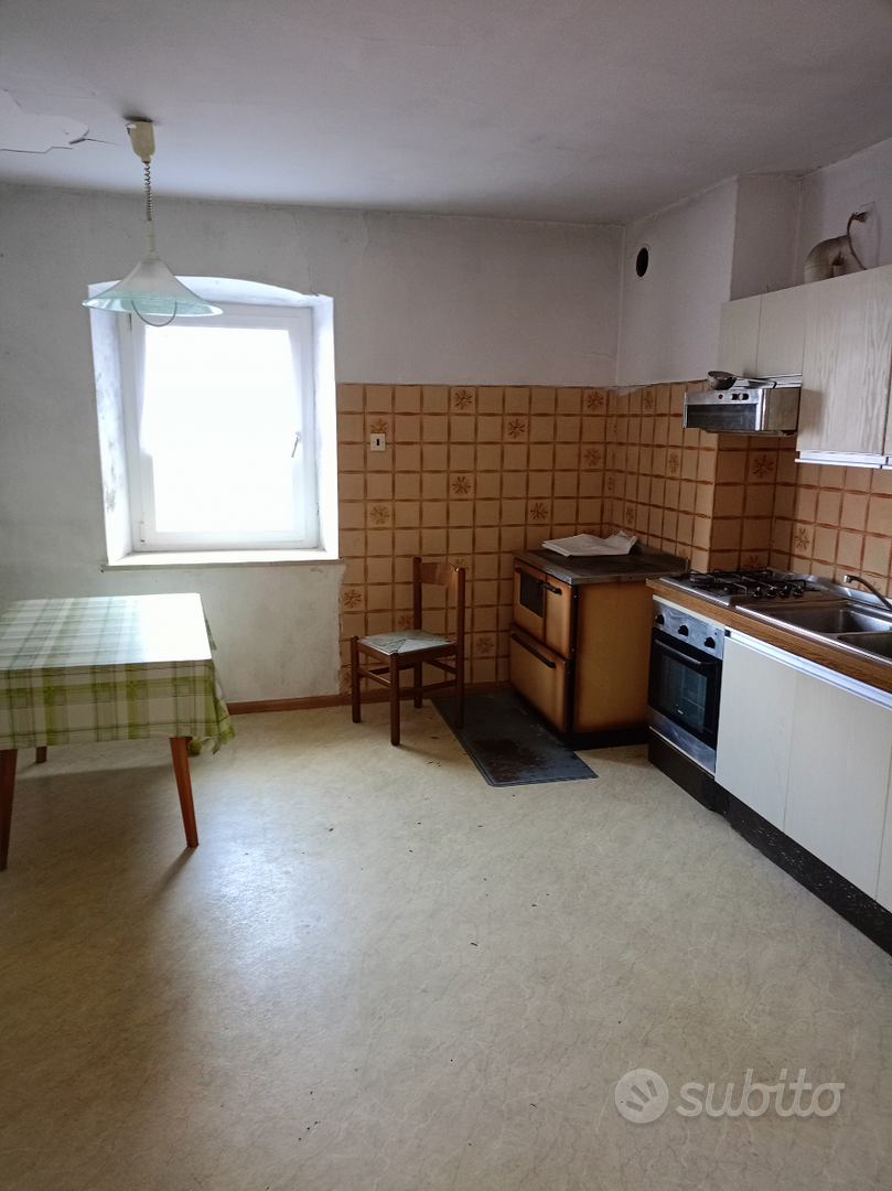 Porzione di casa: due appartamenti e terreno - Vista 2