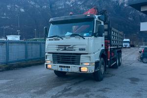 VOLVO FM12 420 con gru