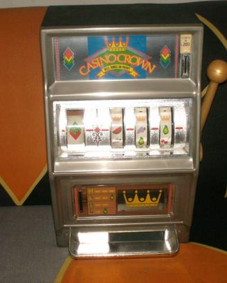 SLOT MACHINE CASINO CROWN