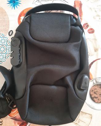 Zaino monospalla con lucchetto zip