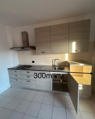 Cucina completa con elettrodomestici