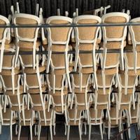 Stock sedie ristorante  da restaurare