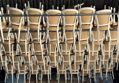 Stock sedie ristorante  da restaurare