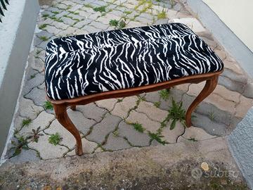 Tavolinetto con 2 cuscini