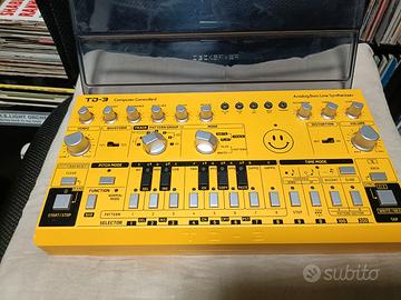 Td3 behringer analog bass line synthesizer