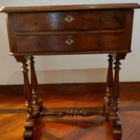 Mobiletto antico con cassetti