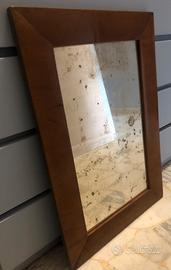 Vecchio specchio con cornice in legno