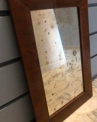 Vecchio specchio con cornice in legno