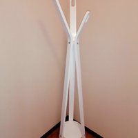 Elegante attaccapanni da terra in legno