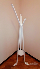 Elegante attaccapanni da terra in legno