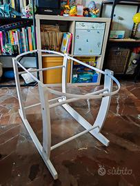 cesta vimini e supporto culla in legno
