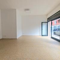 Locale commerciale con doppia vetrina