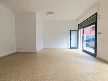 Locale commerciale con doppia vetrina